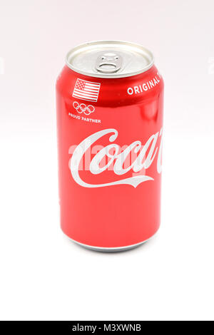 Ridgewood, New York, USA: candy-rot Coca-Cola kann auf eine nahtlose weißen Hintergrund angeordnet. Stockfoto
