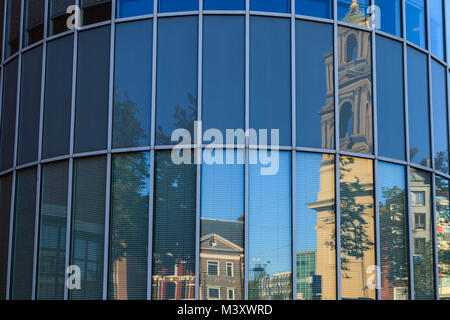 Die Mose und Aaron Kirche reflektiert in einem Gebäude auf dem Waterlooplein, Amsterdam Stockfoto