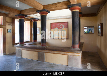 Wiederaufbau des Gerichts der Stein Ausgießer mit Kopien der minoischen Fresken, der Palast von Knossos archäologische Stätte, Insel Kreta, Griechenland, Europa Stockfoto