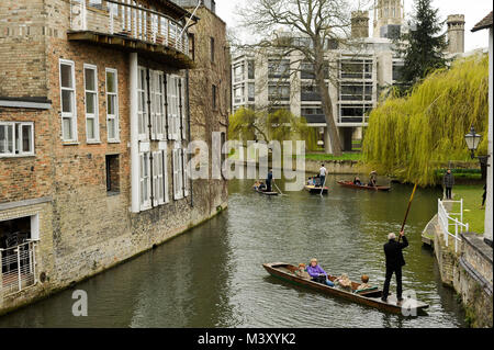 Stocherkähne auf dem Fluss Cam und Cripps und Fisher Gebäude der St John's College, Universität Cambridge eine der ältesten Universitäten der Welt. Historische Stockfoto