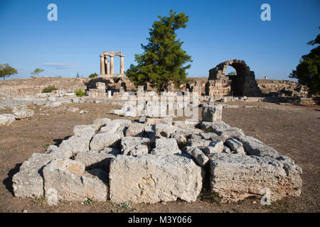 Europa, Griechenland, Peloponnes, Alt-korinth, archäologische Stätte, mit Blick auf den Tempel des Apollo Stockfoto