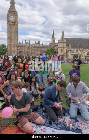 Masse Einatmen von Distickstoffoxid (Lachgas) im Parlament Platz im Protest gegen das geplante gesetzliche Verbot von psychoaktiven Substanzen. Stockfoto