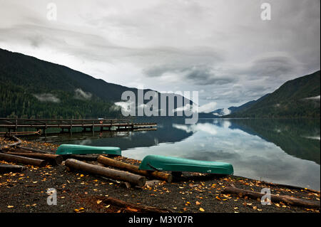 WA 13368-00 ... WASHINGTON - Verleih von Kanus am Ufer des Lake Crescent am Lake Crescent Lodge in Olympic National Park. Stockfoto