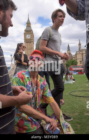 Demonstranten in Parliament Square nach der Messe Einatmen von Distickstoffoxid (Lachgas) aus Protest gegen die geplante gesetzliche Verbot von psychoaktiven Substanzen. Stockfoto