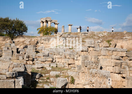 Europa, Griechenland, Peloponnes, Alt-korinth, archäologische Stätte, mit Blick auf den Tempel des Apollo Stockfoto