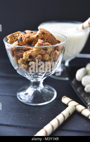 Cookies in einem Glas, Bonbons auf dem Tisch Stockfoto