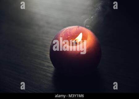 Flamme Kerzen, eine Kerze auf einem Tisch, Feuer Stockfoto