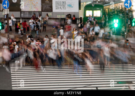 JAPAN, Tokio, 29.Juni 2017, viele Menschen sind verschwommen von move auf der Kreuzung zebra im Zentrum der Stadt ging. Stockfoto