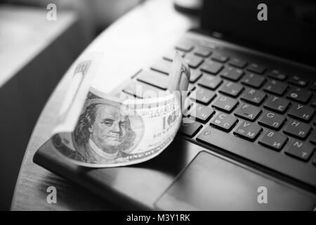 Geld für Notebook, Laptop, Dollar, Finance Operations Stockfoto