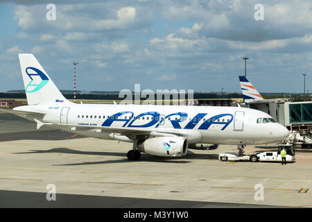 HELSINKI, FINNLAND, 03.JULI 2017, die Vorbereitung der Adria Flugzeuge für den Abflug, Flughafen Helsinki Vantaa, Finnland. Das Flugzeug stand auf Start- und Landebahn. Stockfoto