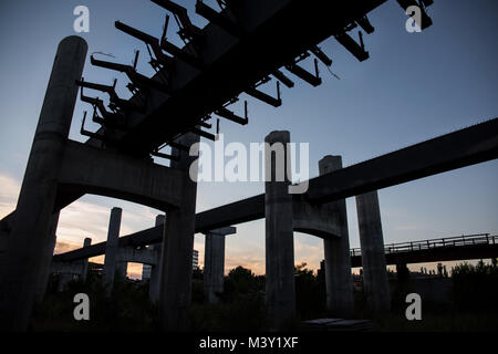 Unfertige Brücke, Gebäude, klaren Himmel Architektur silhoette Stockfoto