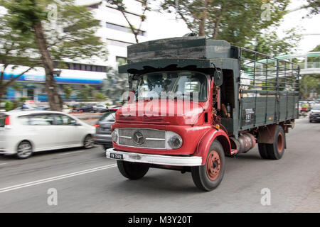 MALAYSIA, Penang, 11.11.2017, Leer LKW-Fahrten in den Straßen von Penang, Verkehr auf einer verschwommenen Hintergrund. Stockfoto