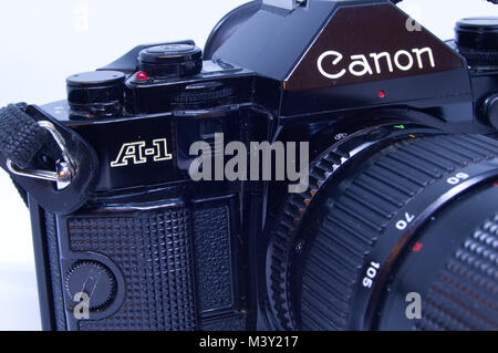 Canon A-1 Film Kamera abgebildet auf weißem Hintergrund Stockfoto