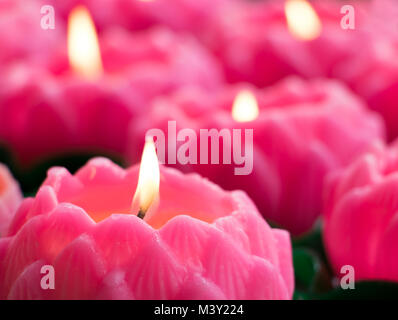 Detail der brennenden Kerzen in der Form einer Blume in einem buddhistischen Kloster. Stockfoto