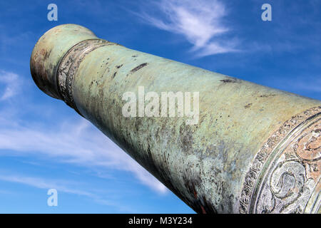 Die alte große Kaliber Kanone Köpfe zu den blauen Himmel. Dekorative Kanone auf blauem Hintergrund. Historische Feld - Gewehr auf die cornwallis Festung. Stockfoto