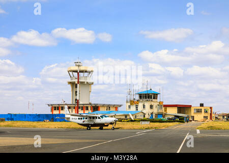 Safarilink Flugzeugen, die von den Kontrollturm am Wilson Airport, dem lokalen Flughafen in Nairobi Rollen, für Inlandsflüge in die Masai Mara, Kenia Stockfoto