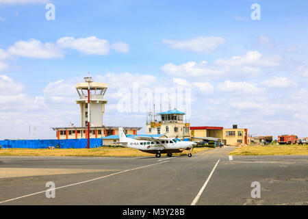 Safarilink Flugzeugen, die von den Kontrollturm am Wilson Airport, dem lokalen Flughafen in Nairobi Rollen, für Inlandsflüge in die Masai Mara, Kenia Stockfoto