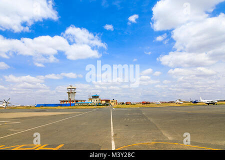 Anzeigen von Wilson Airport, dem lokalen Flughafen in Nairobi, für Inlandsflüge in die Masai Mara, Kenia mit Kontrollturm und Landebahn verwendet Stockfoto