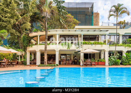 Im freien blauen Wasser Pool und Poolbar Bereich im luxuriösen 5-Sterne Hotel Nairobi Serena Hotel, Nairobi, Hauptstadt von Kenia an einem sonnigen Tag Stockfoto