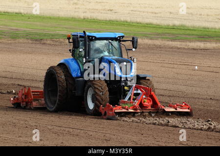 Ein New Holland T 7.245 Traktor betrieben von Hamish Gilbert, der Vorbereitung an der West Kilbride in Ayrshire. Stockfoto