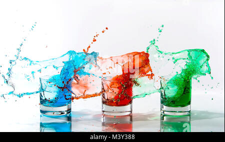 Farbige getränke Spritzer von drei Gläser in ähnliche Muster Stockfoto