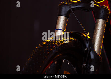 Filmische Foto eines Mountainbike Gabel, schwarzer Hintergrund Stockfoto