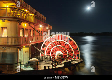 Der Passagier riverboat Königin der Mississippi angedockt am Hafen von Burlington, Iowa. Stockfoto