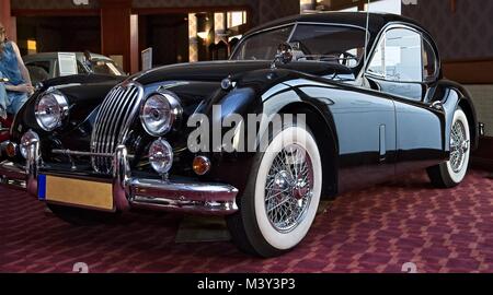 Glänzend schwarze Jaguar X. R. 140-Seite. Weiße Räder. Stockfoto