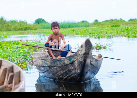 TONLE SAP, Kambodscha - Okt 18: kambodschanischen Kind in den Tonle Sap See Kambodscha am 18. Oktober 2017. Tonle Sap ist der größte See in Südostasien Stockfoto