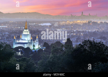 Oakland Tempel und Stadt von Oakland Hills. Stockfoto