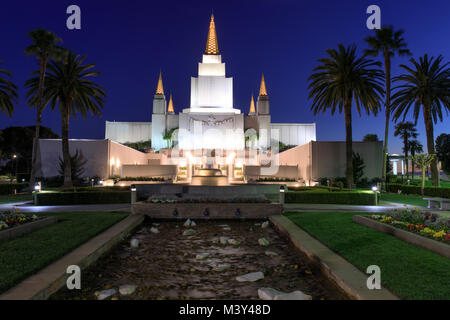 Blue Sky Dämmerung über Oakland Kalifornien Tempel - die Kirche Jesu Christi der Heiligen der Letzten Tage. Stockfoto