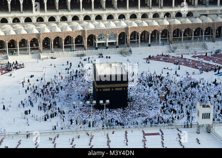 Gebet und Tawaf von Muslimen um AlKaaba in Mekka, Saudi-Arabien, Luftbild Ansicht von Oben Stockfoto