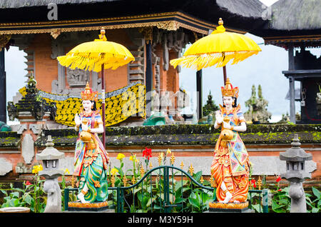 Statue Skulptur an der Pura Ulun Danu Bratan, Bali, Indonesien - Berühmte Pura Ulun Danu Bratan Tempel auf Bali, Indonesien. Stockfoto