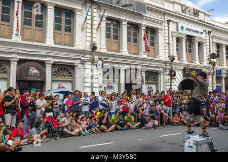 Georgetown, Penang, Malaysia - Dezember 13, 2015: Masse ist unterhalten und mit der Leistung Straße entlang der Beach Street, Georgetown, Malaysia genießen. Stockfoto