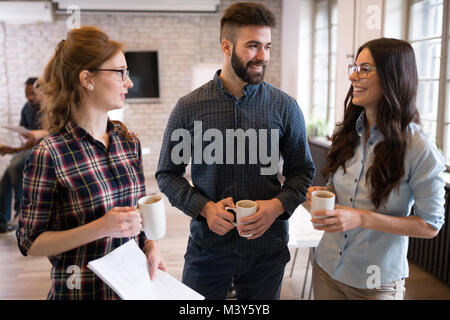 Portrait von jungen Architekten diskutieren im Büro Stockfoto