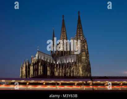 Nacht Blick auf das beleuchtete Kölner Dom (Kölner Dom), der mit der zentralen Station vor Stockfoto