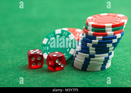 Casino Chips und Würfel auf einem grünen Filz als Hintergrund Stockfoto