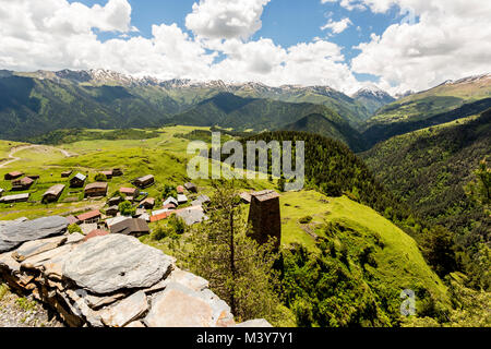 Village Omalo in Caucasus mountains. Georgia, Tusheti Stockfoto