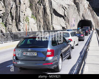 ANDERMATT, Schweiz Europa auf Juli 2017: Autos auf der Straße Brücke und Tunnel scenic Teufelsbruecke des Teufels in den Schweizer Alpen, alpine Rocky Mountains landsca Stockfoto