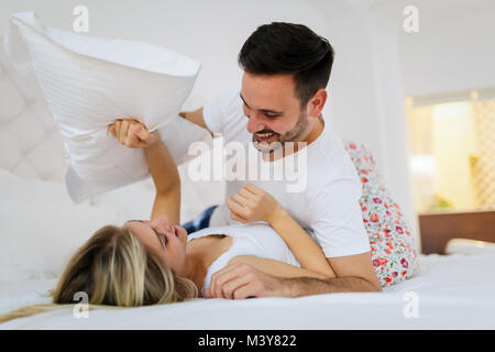 Junges Paar in die romantischen Zeiten im Schlafzimmer Stockfoto