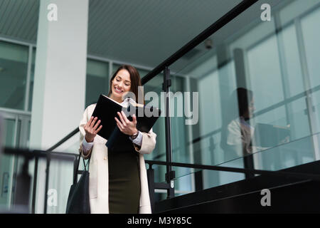 Porträt der jungen Geschäftsfrau zu Büro Stockfoto