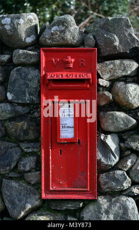 Viktorianischer Briefkasten in trockenen Steinmauer. Wasdale, Nationalpark Lake District, Cumbria, England, Vereinigtes Königreich, Europa. Stockfoto