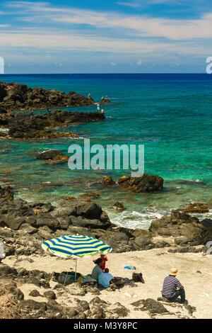 Frankreich, Ile de La Reunion (französische überseeische Departements), Saint Leu La Pointe au Sel, Landschaft aus Meer, Fischer und Familie am Strand genießen Sie die Sonne Stockfoto