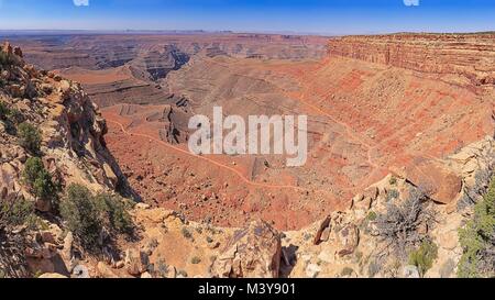 Vereinigte Staaten, Utah, Colorado Plateau, Cedar Mesa, Blick auf San Juan River Canyon von muley Point mit John's Canyon Road im Vordergrund. Stockfoto