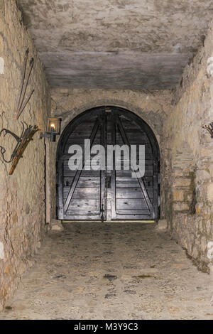 Mittelalterliche Tor mit Tunnel im Schloss Stockfoto