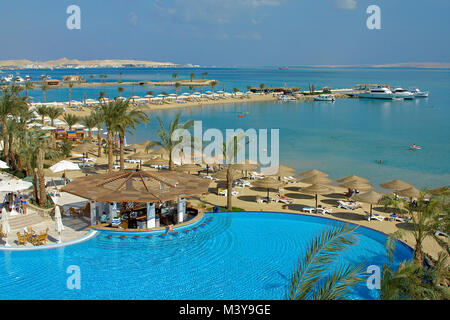 Ägypten, Hurghada Grand Azur Hotel, der Pool und das Rote Meer Stockfoto