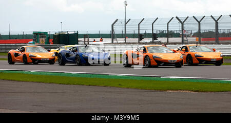 McLaren Sportwagen auf einer Parade Schoß um die Schiene, bei der Silverstone Classic 2017 Stockfoto