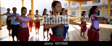 Kambodscha, Phnom Penh, Schule der Apsara Khmer Tanz, Gruppe von Mädchen in traditioneller Kleidung Stockfoto