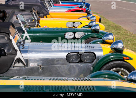 Eine Reihe von klassischen Lotus 7 und Caterham 7 s auf Anzeige in der Auto Club Zone der Silverstone Classic 2017 Stockfoto