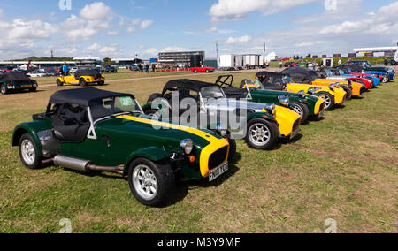 Eine Reihe von klassischen Lotus 7 und Caterham 7 s auf Anzeige in der Auto Club Zone der Silverstone Classic 2017 Stockfoto